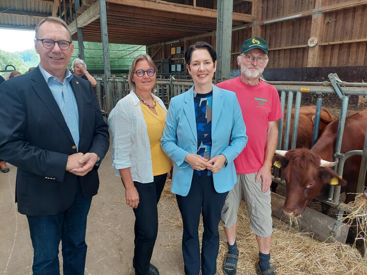 Abgebildet sind Ute Rönnebeck, Ministerin Silke Gorißen, Peter Schmidt und Jochen Hagt, Landrat Oberbergischer Kreis.