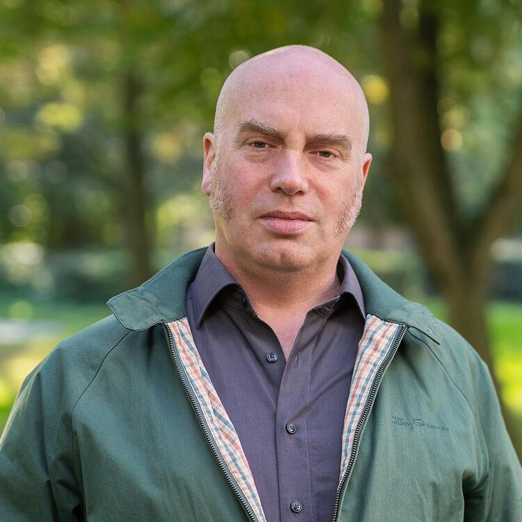 Portrait von Thomas Nutt vor Bäumen