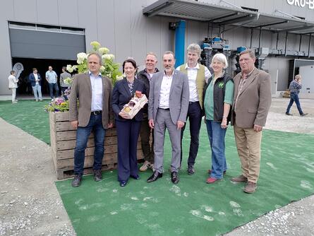 Jubilare stehen vor der Lagerhalle