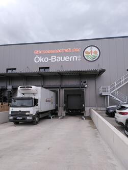 LKW bei der Anlieferung am Tor der Lagerhalle