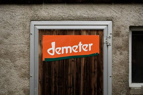 Demeter Schild an der Tür 