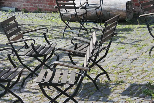 Stühle stehen auf dem Hof