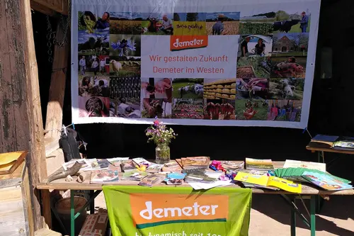 Infostand Demeter mit Banner und Infotisch