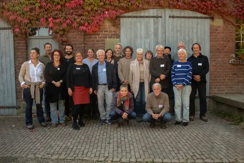Gruppenfoto der Teilnehmer:innen am Studientag