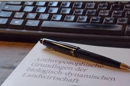 Computer-Tastatur und Stift auf einem Schreibtisch