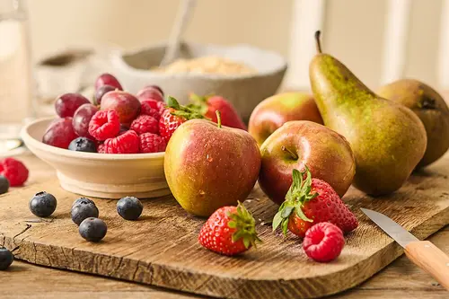 Obst auf einem Teller auf dem Frühstückstisch